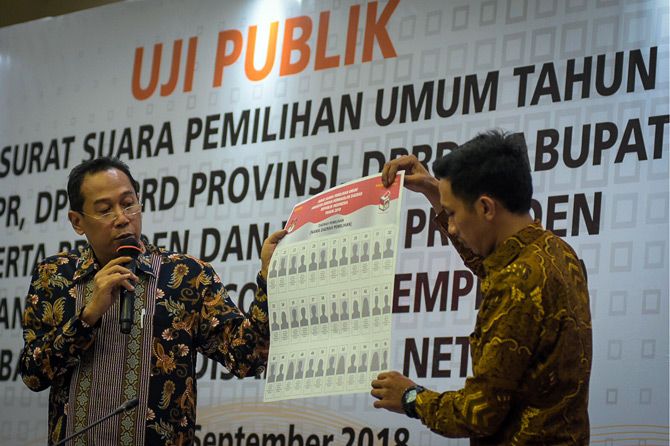 Komisioner KPU Pramono Ubaid (kiri) dan Kepala Biro Perencanaan dan Data KPU Sumariyandono (kanan) saat uji publik surat suara Pemilu 2019 - Image