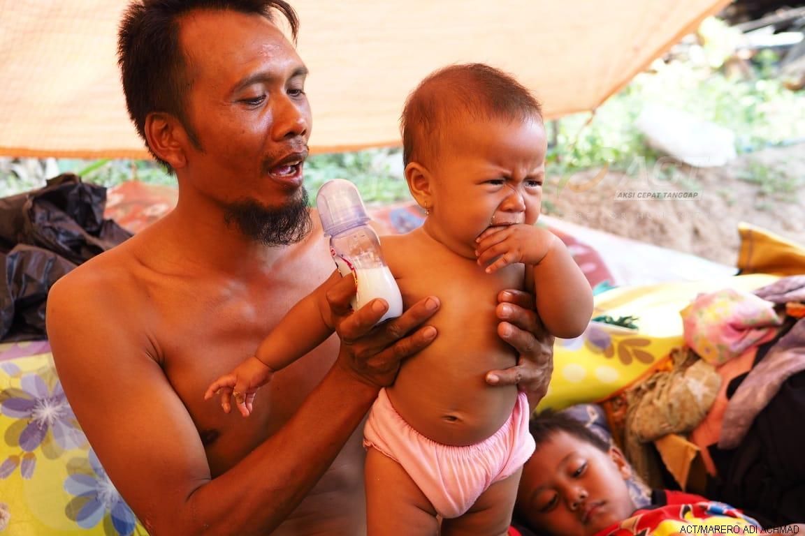 Saiful Zohri, 38 bersama bayinya Alfi yang kini menjadi piatu. Alfi ke depan mendapatkan bantuan ASI dari ibu donor dari Mataram. - Image
