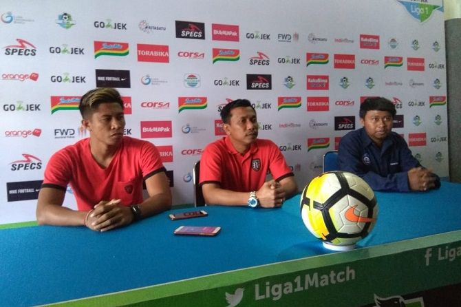 Pelatih Bali United Widodo Cahyono Putro dan salah satu pemain Bali United Agus Nova Wiantara saat konferensi pers. - Image