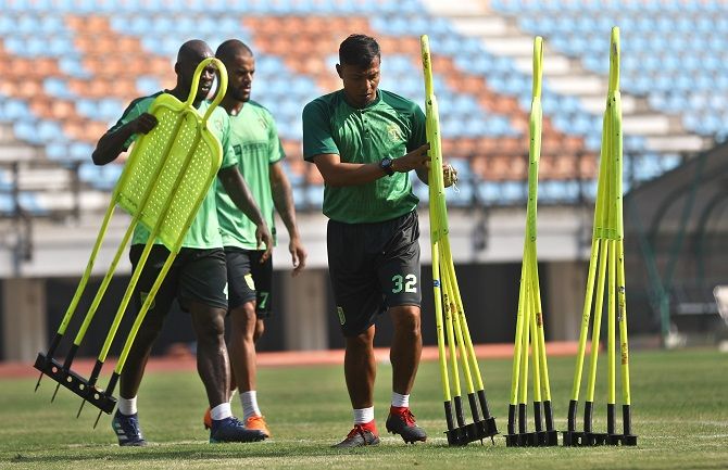 Bejo Sugiantoro tetap memimpin latihan Persebaya sebagai asisten pelatih. - Image
