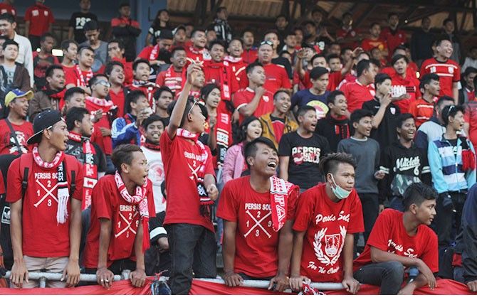 Aksi Pasoepati mendukung Persis Solo di Stadion Sriwedari beberapa waktu lalu. - Image