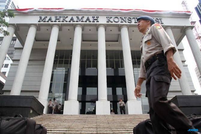 Gedung Mahkamah Konstitusi. MK menyatakan bahwa menggunakan GPS ketika berkendara, bisa dikenakan pidana - Image
