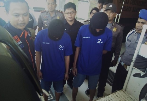 Kedua tersangka percobaan pembunuhan mahasiswi UNS Surakarta - Image