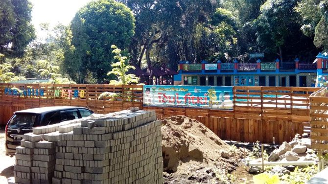 RENOVASI: Proses perbaikan pemandian Metro di Malang. - Image