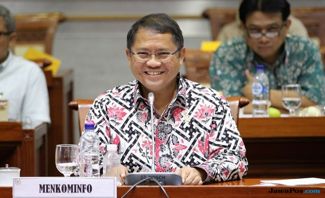 Menteri komunikasi dan informatika Rudiantara mengaku pihaknya tidak mengetahui persoalan hilangnya foto Amien Rais saat umrah di Makkah itu. - Image