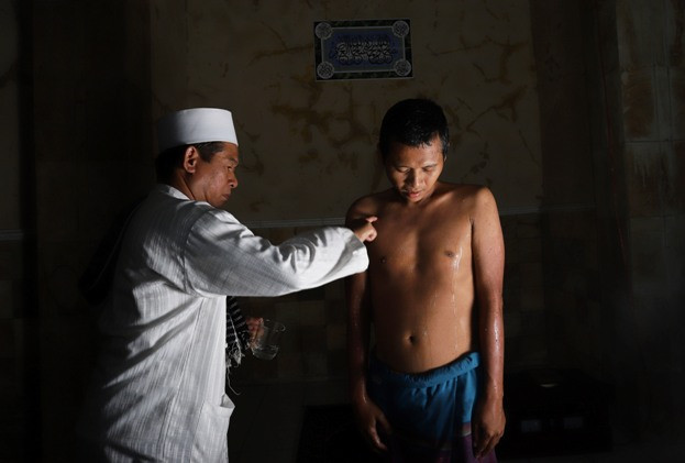 Terapi telunjuk petir untuk pecandu narkoba di Pesantren Hikmah Syahadah, Pasir Nangka, Tigaraksa Tangerang. - Image