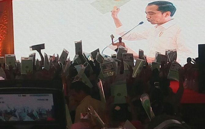 Presiden Joko Widodo ketika membagian sertifikat lahan kepada para petani. Reforma Agraria menjadi salah satu program Nawacita yang sukses dan dirasakan masyarakat. - Image