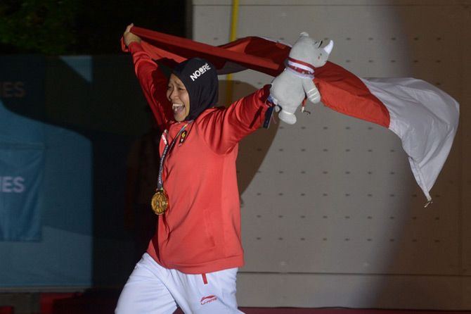 Atlet panjat tebing Indonesia Aries Susanti Rahayu melakukan selebrasi setelah memenangkan final katagori speed putri di Arena Panjat Tebing Jakabaring Sport City, Palembang, Sumatera Selatan, Kamis (M Hatta/Sumatera Ekspres) - Image
