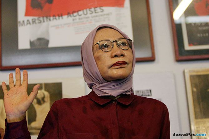 Aktivis HAM Ratna Sarumpaet menjadi tersangka atas kasus penyebaran berita bohong atau hoax. Ia ditangkap di Bandara Internasional Soekarno-Hatta ketika hendak terbang ke Chili. - Image