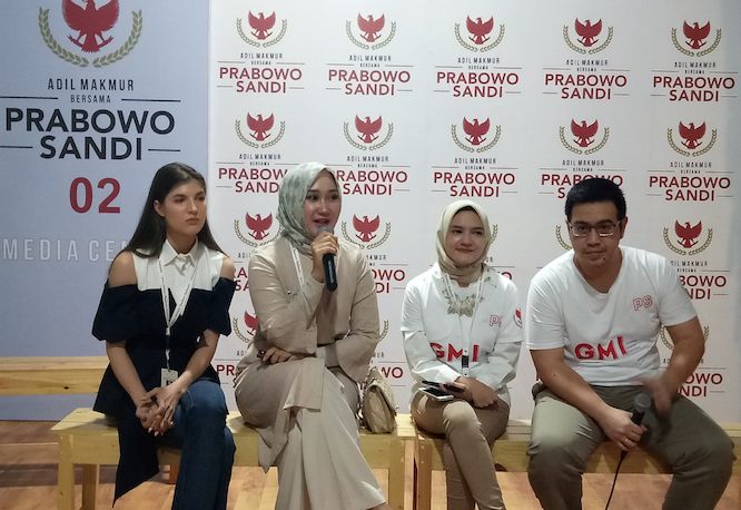 pengusaha sekaligus perancang busana Indonesia Dian Wahyu Utami alias Dian Pelangi saat memberikan keterangan terkait dukungannya pada Prabowo di Pilpres 2019. - Image