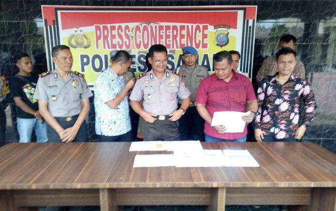 Kasat Reskrim Polres Asahan, AKP Arif didampingi Kanit Jatanras, Ipda M Khomaini dalam rilis kasus ujaran kebencian oknum Polisi. - Image