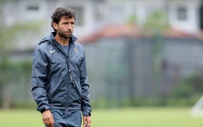 Pelatih Timnas Indonesia, Luis Milla masih memanggil beberapa nama pemain U-19 dalam TC kali ini. - Image