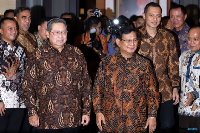Prabowo bersama SBY dan kader Partai Demokrat. - Image