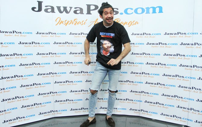 Reza Rahadian saat promo film Benyamin: Biang Kerok ke kantor JawaPos.com. - Image