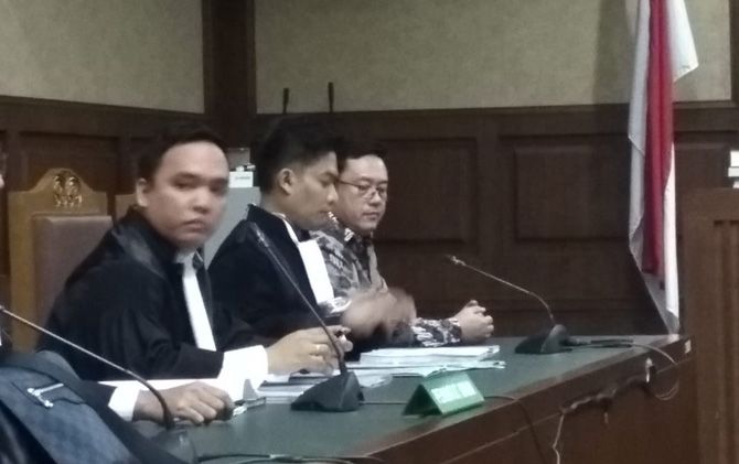 Terpidana kasus korupsi pengadaan alat simulator SIM roda dua dan empat di Korps Lalu Lintas Polri, Budi Susanto (paling kanan) saat mengikuti sidang PK kasus yang mellitnya di PN Tipikor Jakarta, Rabu (5/9). (Muhammad Ridwan/JawaPos.com) - Image