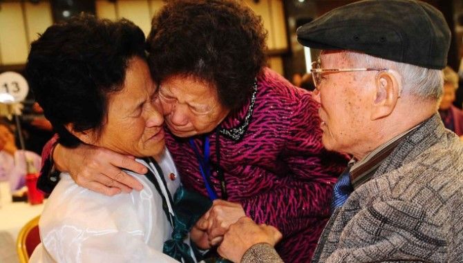 Puluhan keluarga dari Korea Utara (Korut) dan Korea Selatan (Korsel) mengadakan reuni dengan suasana emosional ketika kerabat mereka bertemu untuk pertama kalinya dalam puluhan tahun - Image