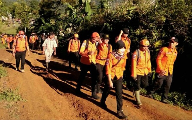 Tim SAR diturunkan untuk mencari empat warga Kerinci yang hilang saat berburu Babi di hutan - Image