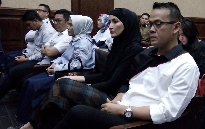 Fahmi Darmawansyah bersama istri, Inneke Koesherawati - Image