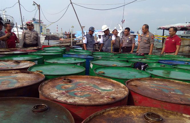 BBM jenis solar sitaan Ditpolair Polda Jateng dipindah ke dalam puluhan barrel. - Image