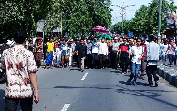 Jenazah Ahmad Budi Cahyanto diantar ratusan pelayat sebelum dimakamkan. - Image