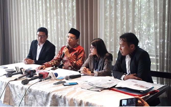 Mantan Gubernur NTB Muhammad Zaenul Majdi alias Tuan Guru Bajang (kedua dari kiri memakai kopiah), saat menggelar konferensi pers di Jakarta, Rabu (19/9) - Image