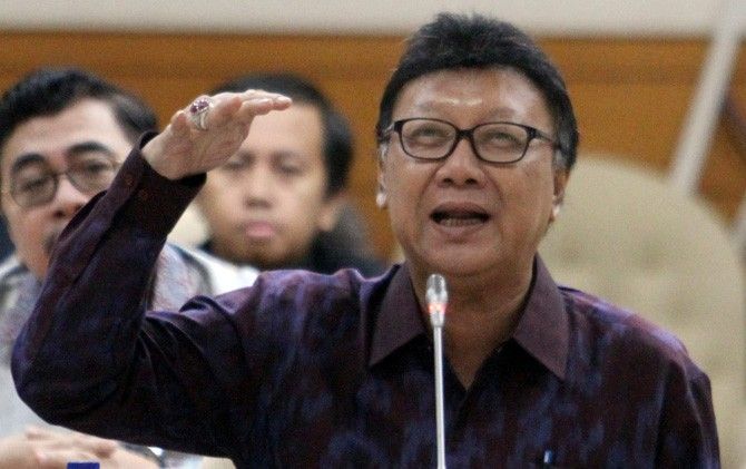 Mendagri Tjahjo Kumolo mempertanyakan orang-orang yang berkomentar nyinyir terkait dukungan TGB pada Jokowi. - Image