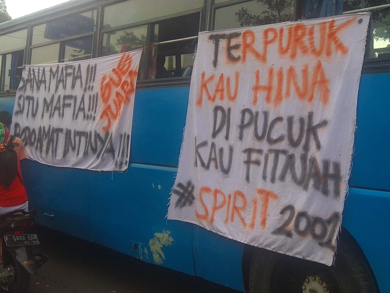 Bentangan sepanduk dukungan Persija Jakarta di bus Metro Mini. Menanggapi tudingan adanya mafia skor kompetisi Liga 1 Indonesia, Minggu (9/12). - Image