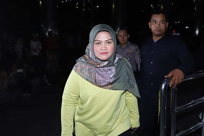 Bupati Bekasi Neneng Hasanah tiba di Kantor KPK. - Image