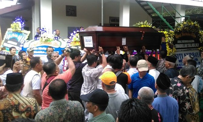 KORBAN LION AIR: Jenazah korban Lion Air JT 610, Ubaidillah Salabi tiba di rumah duka, Rabu (7/11). - Image