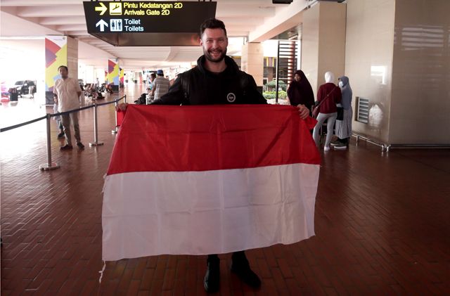 Dengan bangga, Calum Scott berfoto dengan Bendera Merah Putih setibanya di Bandara Soekarno Hatta, Jumat (30/11). - Image