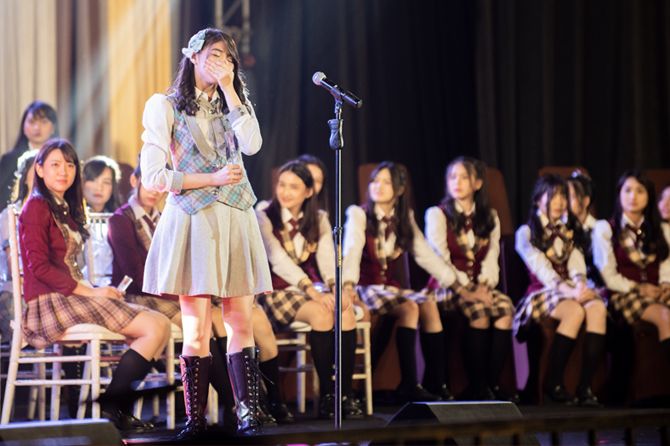 Shani Indira Natio tidak kuasa menahan tangis saat memberikan pidato usai dinyatakan meraih peringkat ke-2 Pemilu ala JKT48 - Image