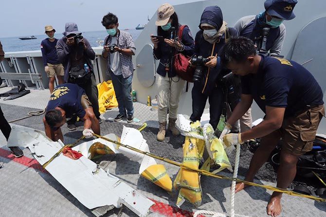 Tim penyelam dari Satgas SAR TNI AL saat mengevakuasi kotak hitam pesawat Lion Air JT-610 di Perairan Karawang, Jabar. - Image
