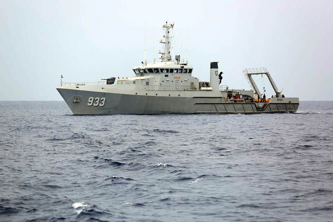 Tim SAR Gabungan terus melakukan pencarian bangkai pesawat Lion Air JT-610 yang jatuh di Perairan Tanjung Pakis, Karawang - Image