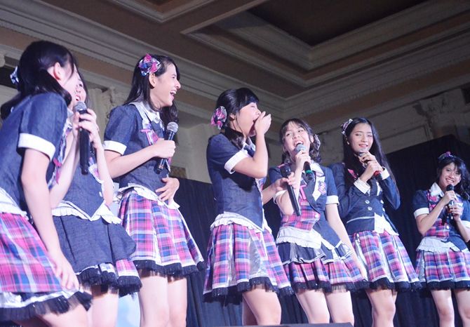 Live perform Tim T berhasil memukau fans saat tur JKT48 Circus Cirebon di Convention Hall Apita , Jumat (14/7). - Image