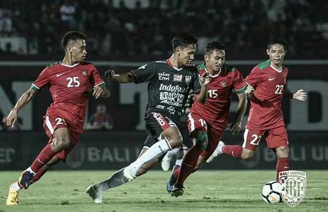 Dalam waktu normal, Timnas Indonesia U-23 berhasil mengalahkan Bali United 2-1. Ini jadi uji coba terakhir sebelum tampil di Asian Games 2018. - Image