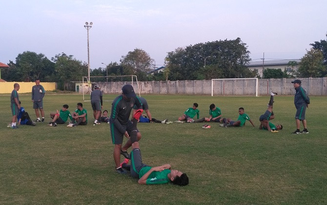 Suasana latihan perdana Timnas U-19 di Stadion Jenggolo, Sidoarjo, Jumat (29/6) sore. - Image