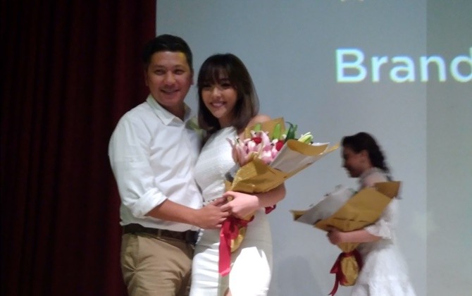 Gading Martin dan Gisella Anastasia saat peluncuran brand ambassador Oriflame - Image