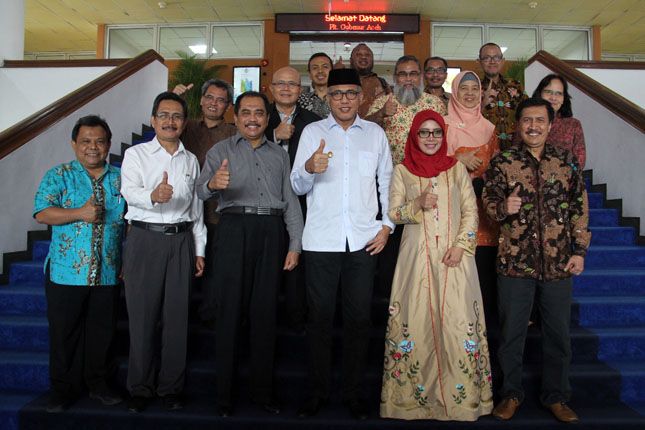 Plt Gubernur Aceh Nova Iriansyah bersama pimpinan ITS, Senin (23/7) - Image
