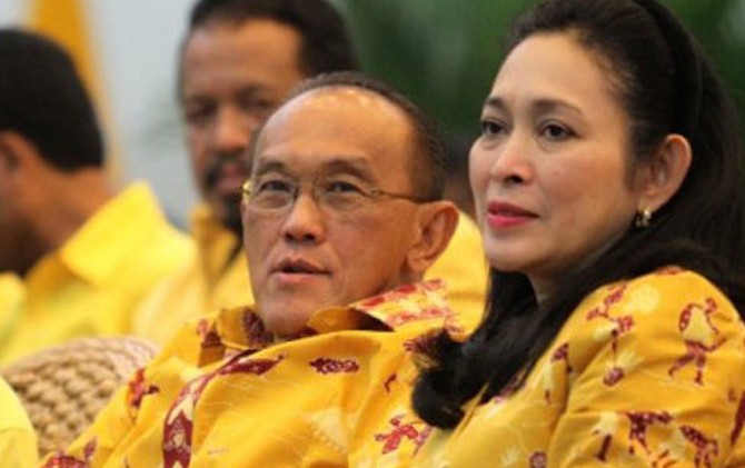 Titiek Soeharto saat bersama mantan Ketua Umum Golkar Abu Rizal Bakrie - Image