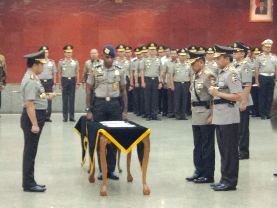 Kapolri Jenderal Tito Karnavian (kiri) ketika memimpin acara pelantikan 17 Pati Polri, Kamis (24/1). - Image