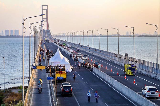 Mulai hari ini Presiden Jokowi bakal meresmikan penggratisan tol Jembatan Suramadu untuk semua jenis kendaraan. - Image