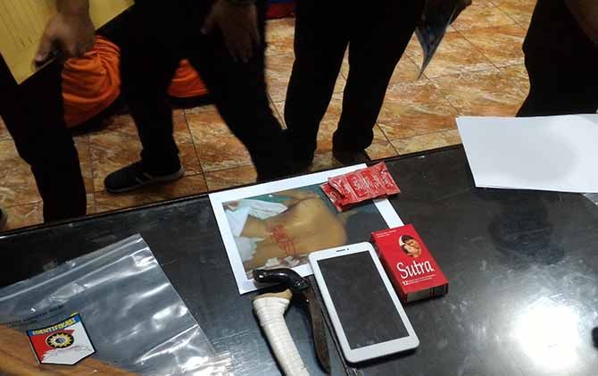 Barang bukti kasus pembunuhan yang diamankan tim gabungan dalam eskpos di Mapolrestabes Makassar, Rabu (21/11). - Image