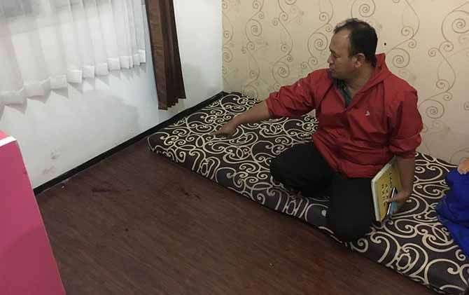 TKP: Petugas menunjukkan lokasi penganiyaan yang dialami pelaku. - Image