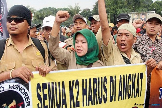 ILUSTRASI. Aksi honorer k2 minta diangkat sebagai PNS. - Image
