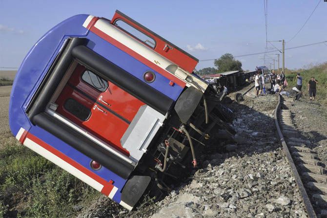 Kereta api tergelincir di Turki. Kecelakaan tersebut mengakibatkan sepuluh orang tewas dan 73 orang cedera. - Image