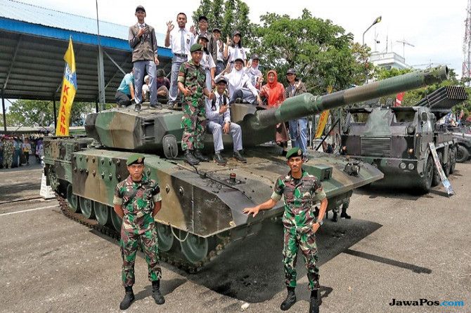 ILUSTRASI: Para pelajar berpose di tank leopard yang dipamerkan di Koarmatim, Surabaya beberapa waktu lalu. - Image