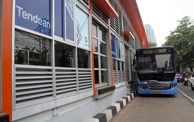 Ilustrasi bus Transjakarta di Halte Tendean - Image