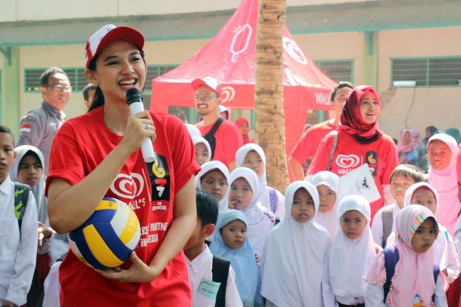Atlet bola voli nasional Pungky Afriecia saat memberikan trauma healing kepada anak-anak Lombok yang menjadi korban Agustus lalu. - Image