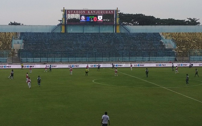 Tribun timur Stadion Kanjuruhan dikosongkan karena tengah menjalani sanksi Komdis. - Image