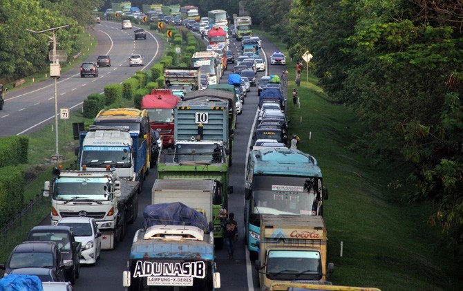 Ilustrasi kepadatan lalu lintas di jalan tol selalu menjadi persoalan saat libur panjang - Image